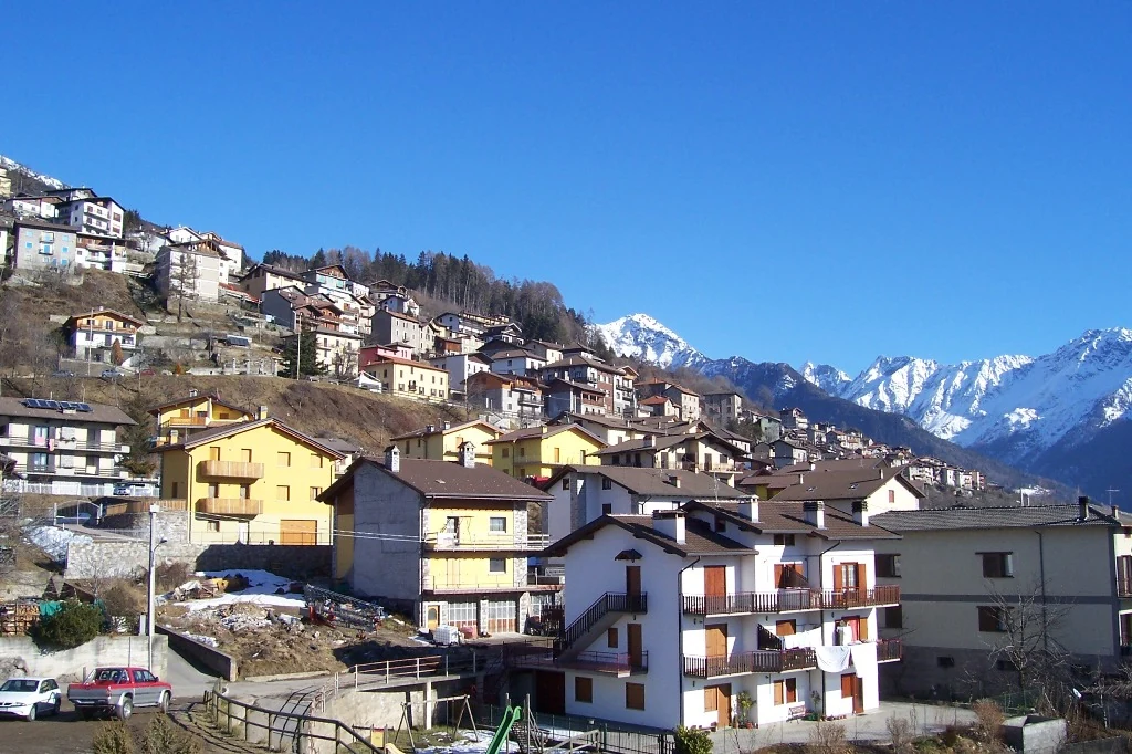 Panorama del paese di Cevo e dei versanti circostanti.