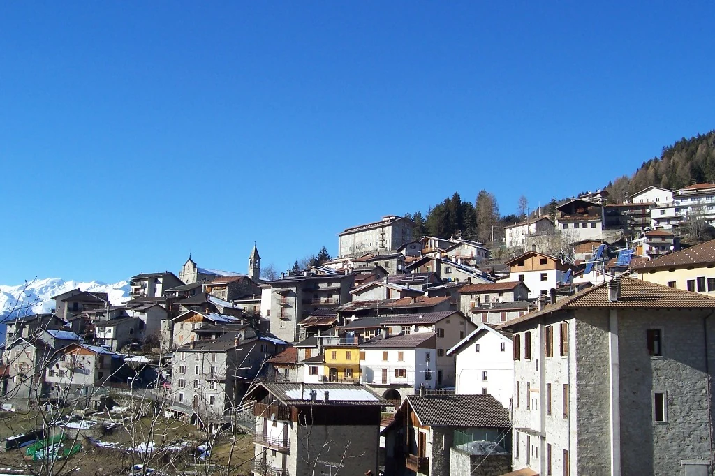 Panorama del centro abitato di Saviore dell’Adamello.