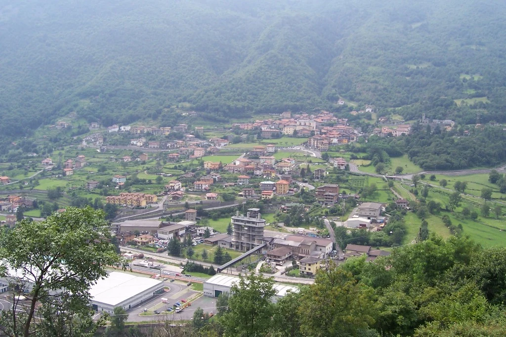 Panorama di Sellero, con il paese e le strutture industriali della Scianica.