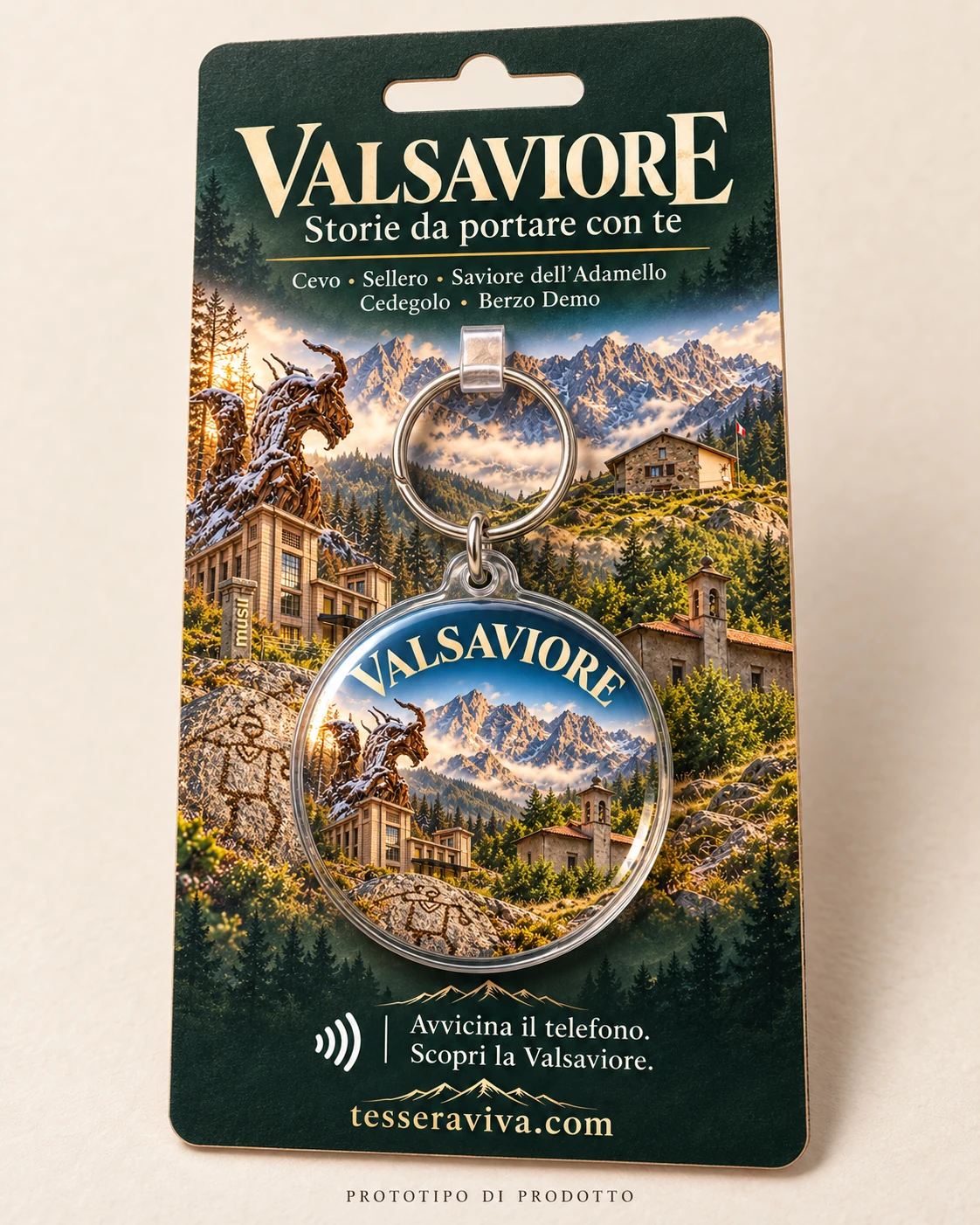 Proposta di portachiavi Valsaviore con cartoncino illustrato, pensato per collegare il ricordo ai contenuti del territorio